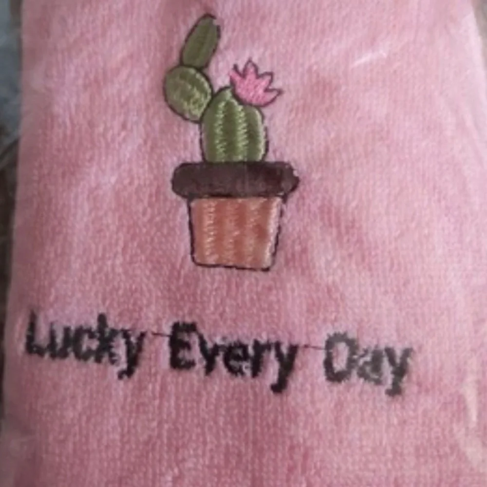 {NWOT} Set of 2 Cactus Embroidered Face Towels